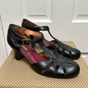 RE-MIX Deluxe Vintage Classics black leather Mary Jane heels, size 6